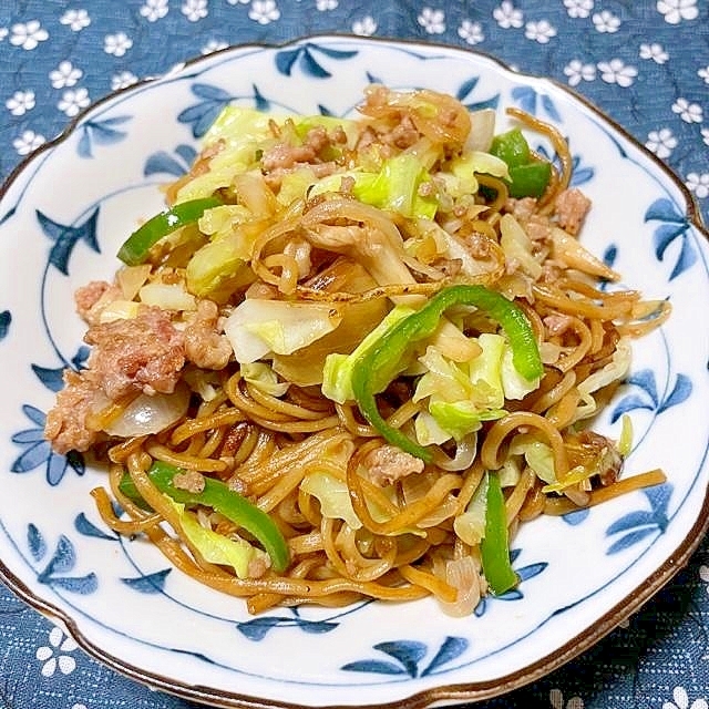 ひき肉とキャベツとピーマンと舞茸の焼きそば