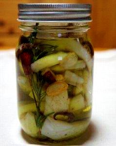 ガラスの保存瓶に入ったアオリイカのオイル漬け