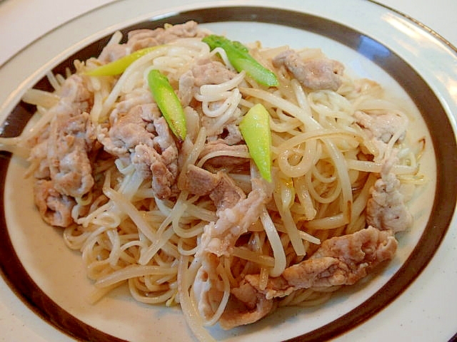 麺つゆで　豚肉ともやしとアスパラガスの炒め素麺