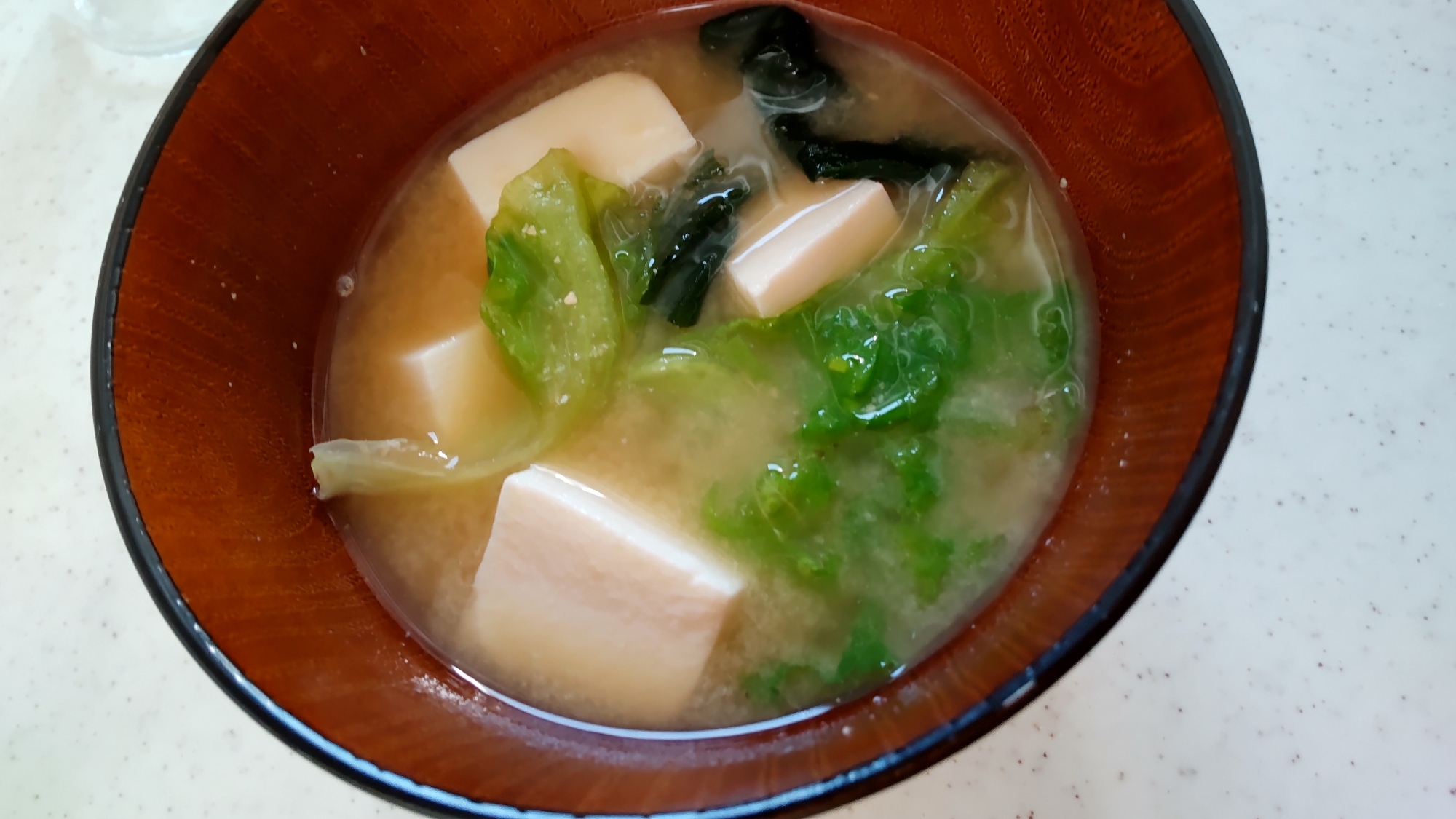 豆腐とレタスとわかめのお味噌汁
