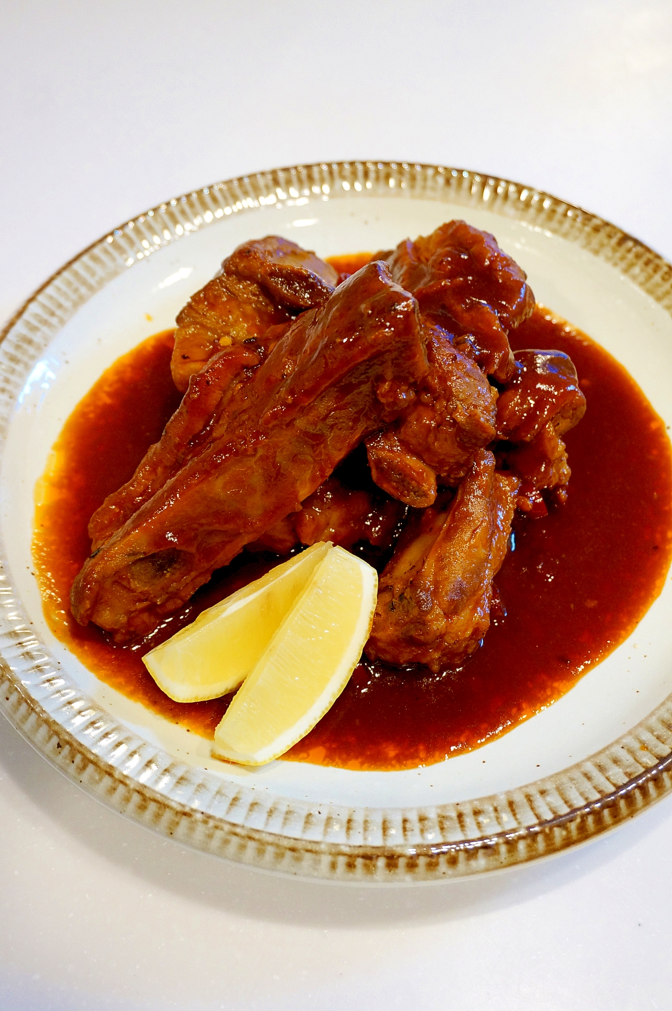 柔らかくコクのある煮込み!スペアリブのソース煮