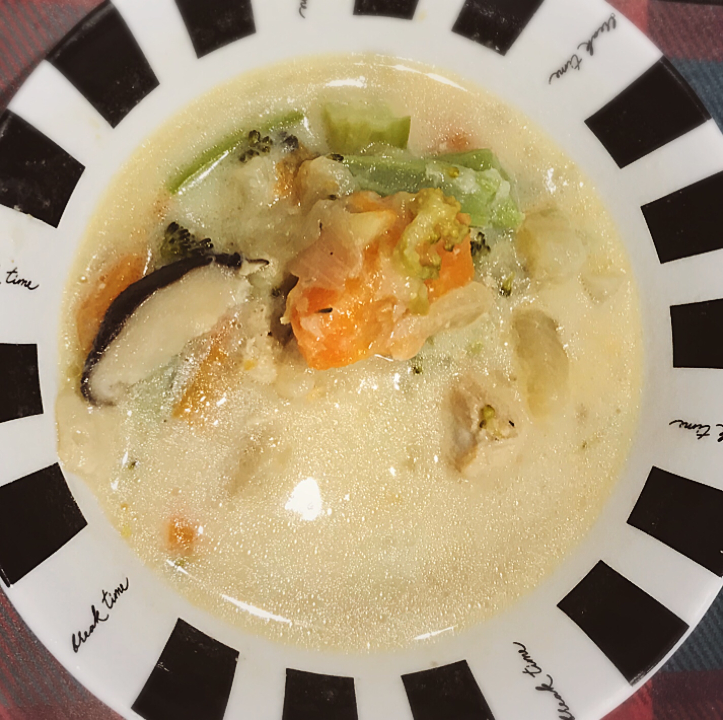 白黒のお皿に盛り付けられたシチューみそスープ