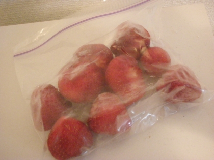 ブレンダーでスムージー作ってるので頂き物の大量の苺を冷凍保存させて頂きました♪
保存してると作る時も楽でいいですね～ありがとうございました。