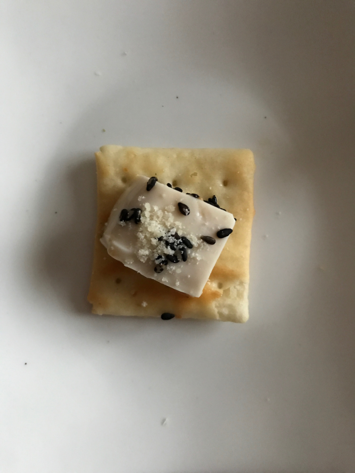 絹豆腐と粉チーズの黒ごまカナッペ