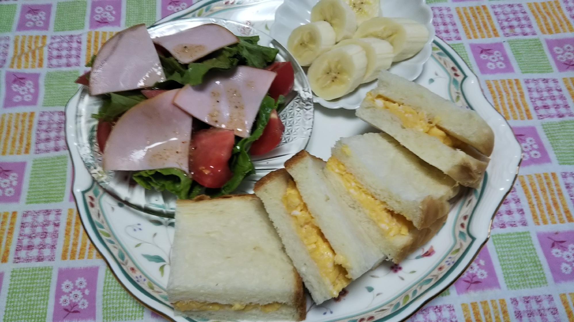 スクランブルエッグサンドとハム野菜サラダのランチ☆