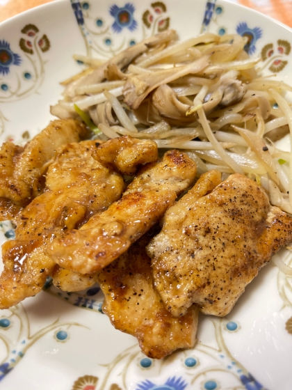 ご飯がすすむ！鶏むね肉と新玉ねぎの生姜焼き