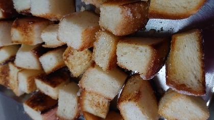 余った食パンをフライパンで焼くだけ 食パンラスク レシピ 作り方 By Tomocafe 楽天レシピ
