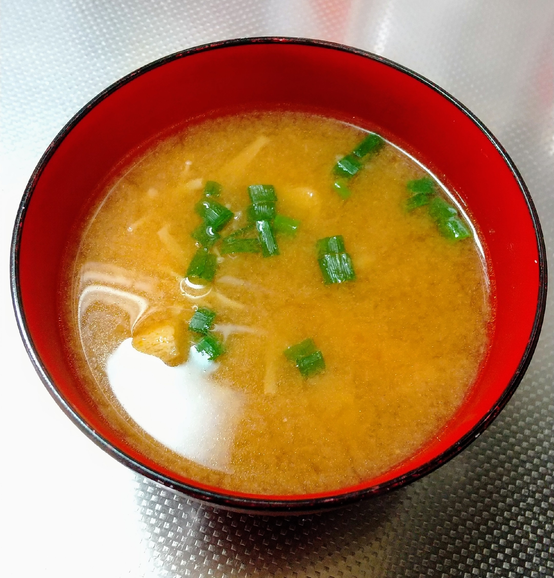 ピリ辛がクセになる☆えのきと油揚げの味噌汁