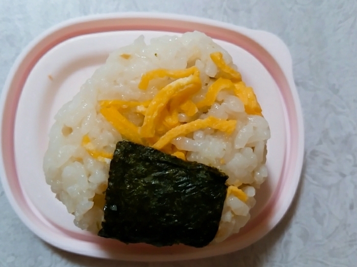 錦糸卵の海苔巻きおにぎり