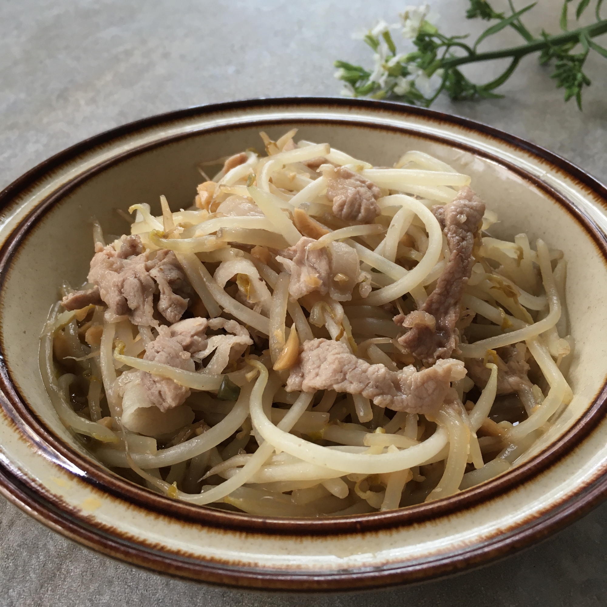 豚こま肉ともやしのピーナッツ炒め♪