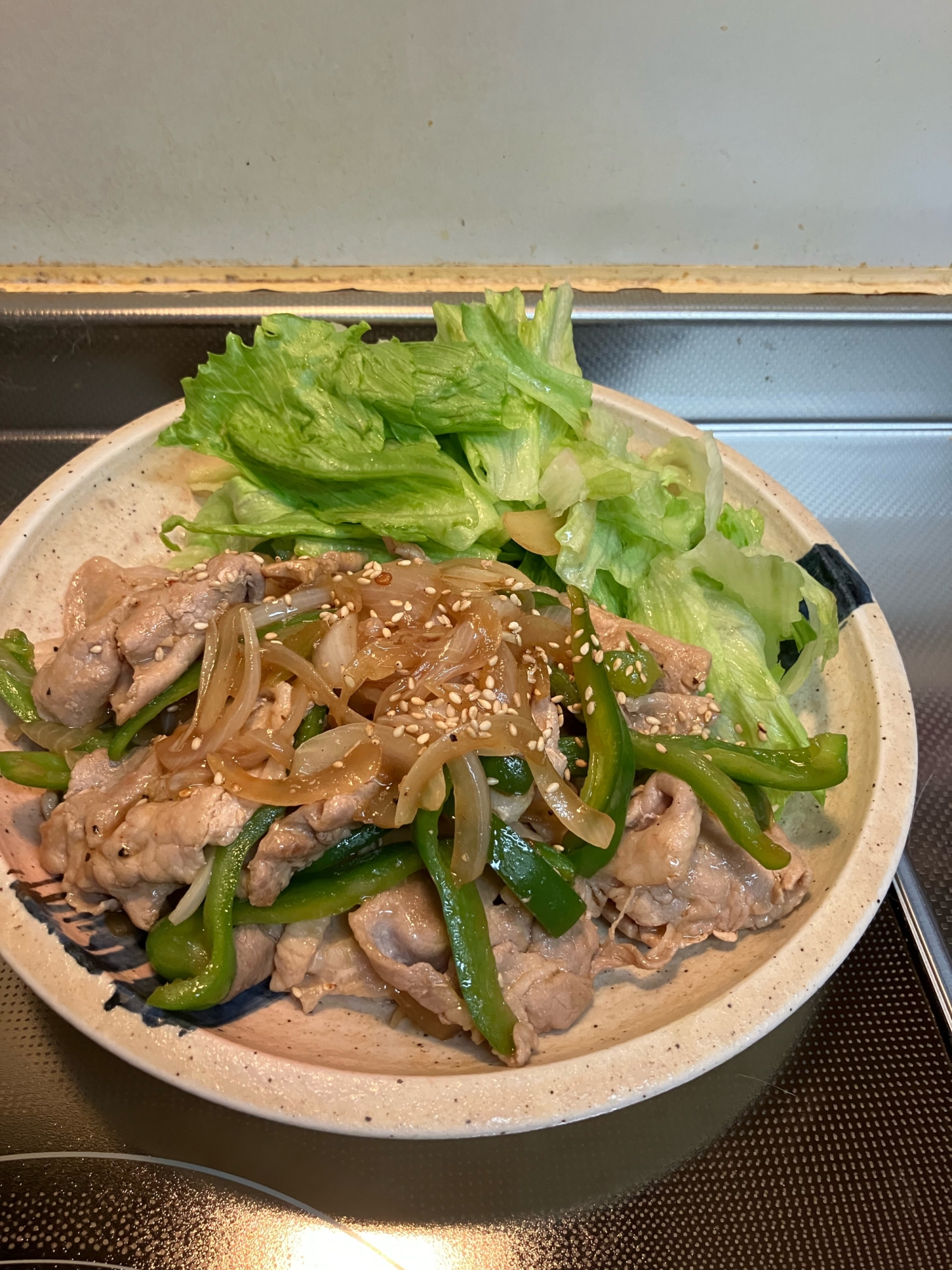 ほんのりピリ辛♪豚肉とピーマンのガーリック醤油炒め