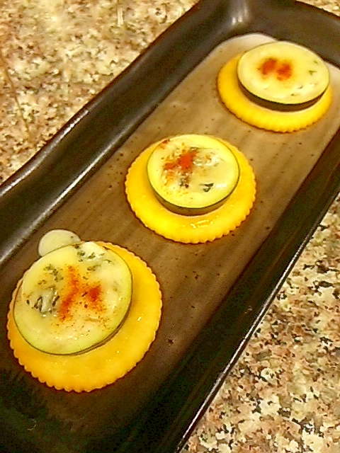 木製の皿に盛り付けられたなすとブルーチーズのリッツ