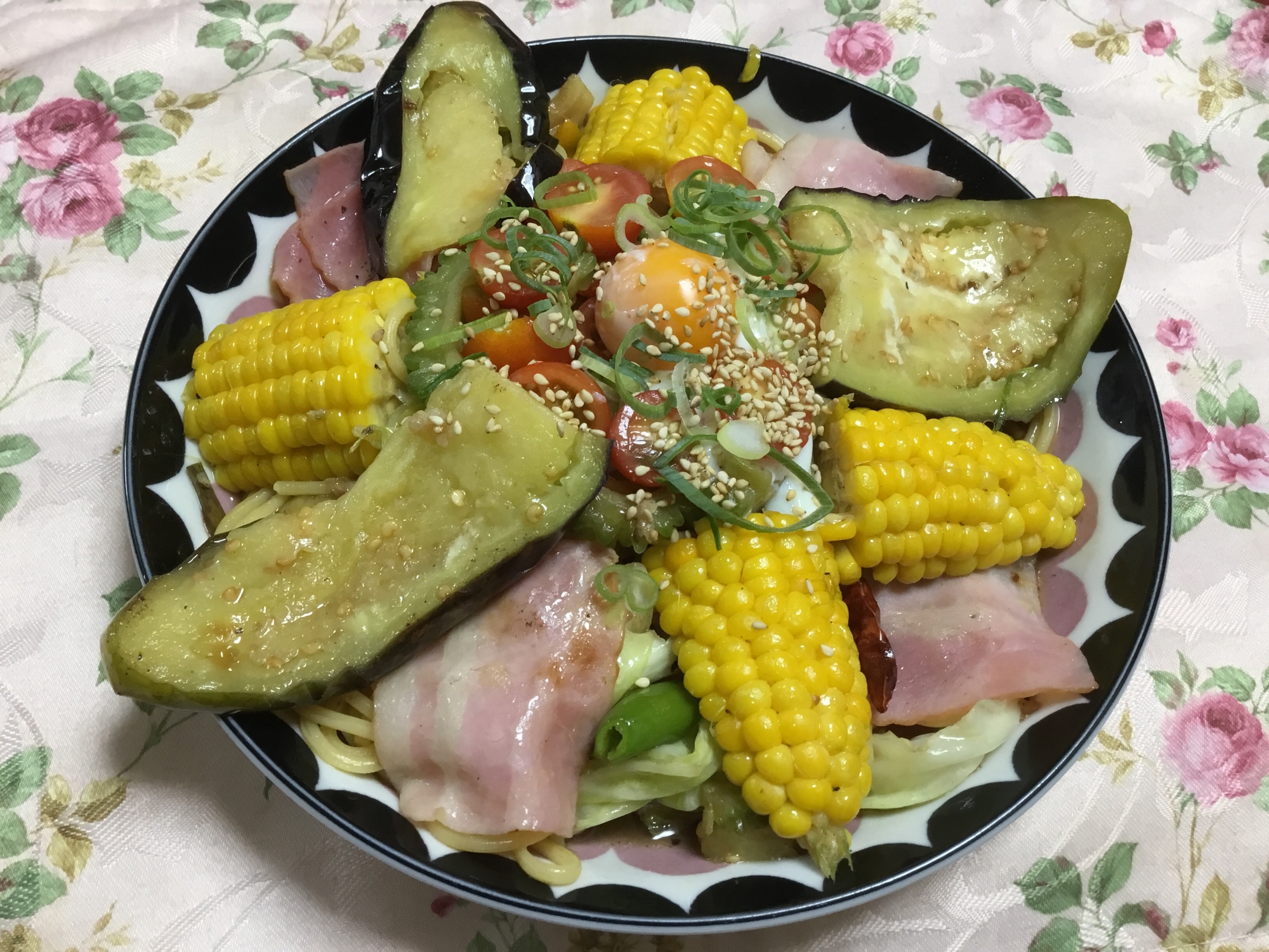 とうもろこし、ナスなどの夏野菜のパスタ