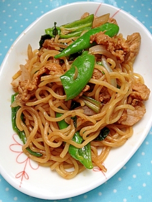 白いオーバル皿に盛り付けたししとう入り焼きそば