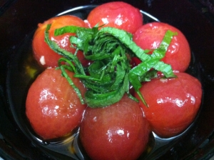 湯むきトマトと大葉のニンニクポン酢サラダ