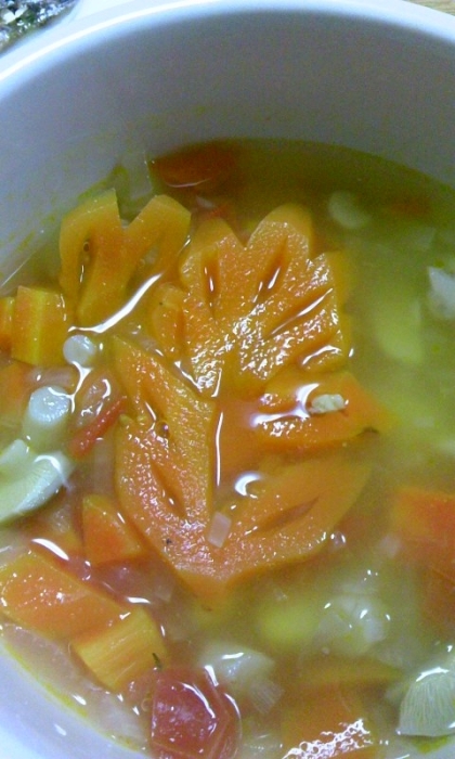 昨日のスープに。
薄く切ったのに煮込みすぎて崩壊…4枚作ったはずが復元できず…多分こんな形…(^_^;)