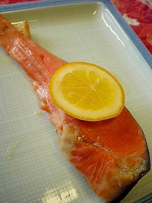 フライパンで簡単！　「鮭のレモンバター焼き」