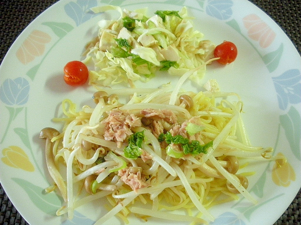 もやシメジとツナの焼きそば＆豆腐とセロリのサラダ♪