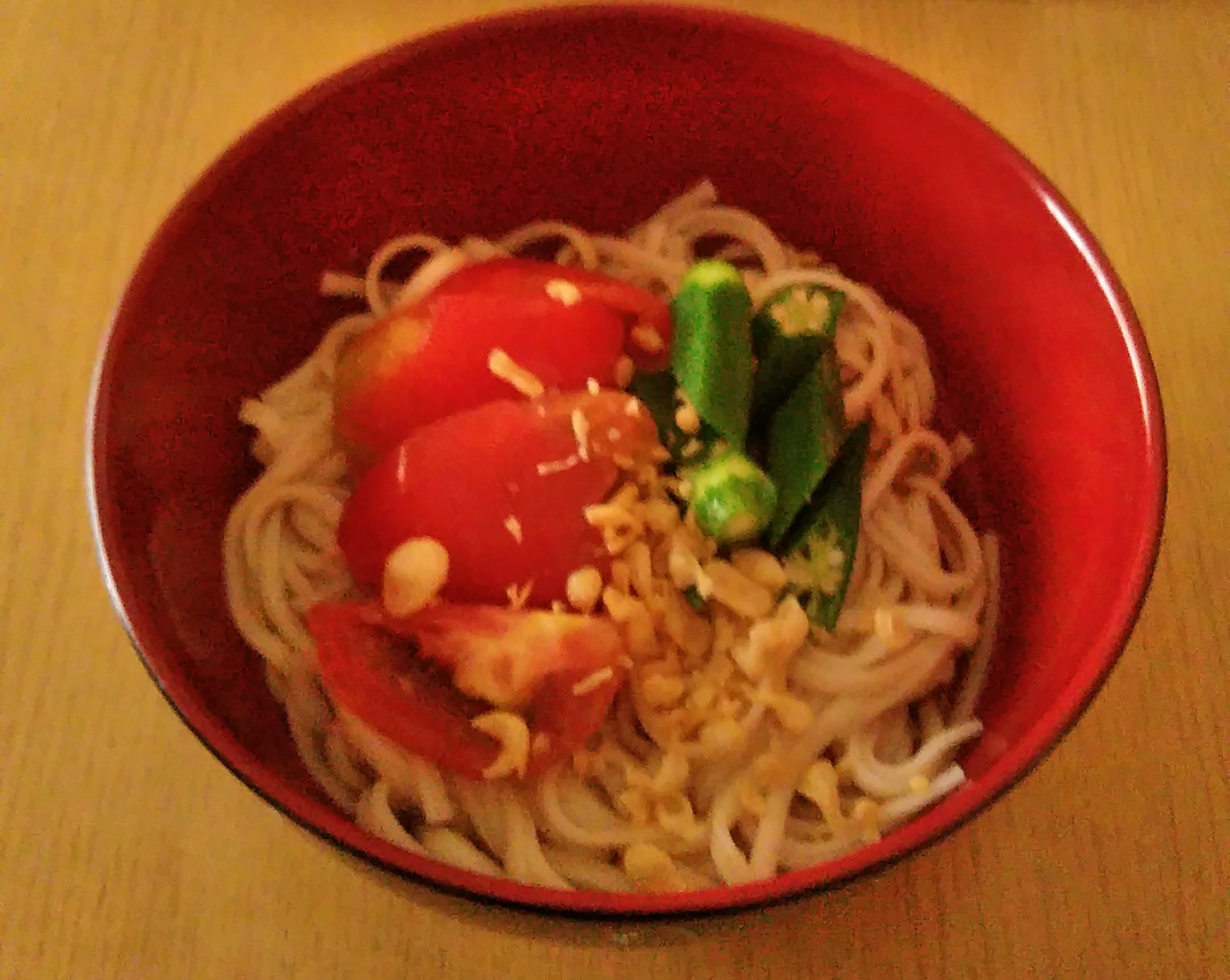 トマトとオクラと天かす生姜のぶっかけうどん