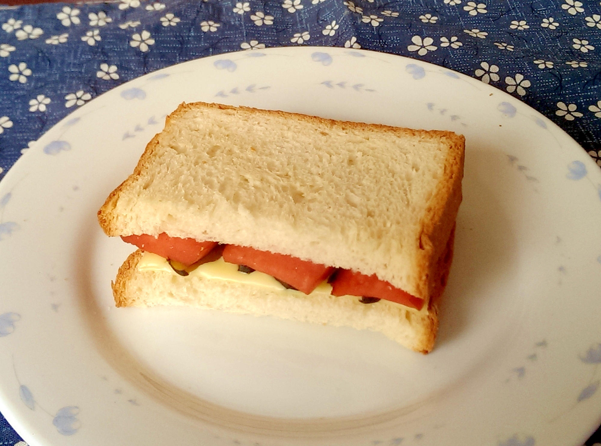 ソーセージとチーズとキューちゃんのトーストサンド