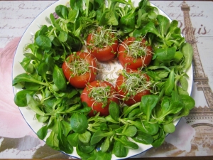 マーシュとトマトとブロッコリースプラウトのサラダ
