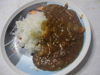 カレーは満足度200パーセントです　私用に少量で盛り付けです