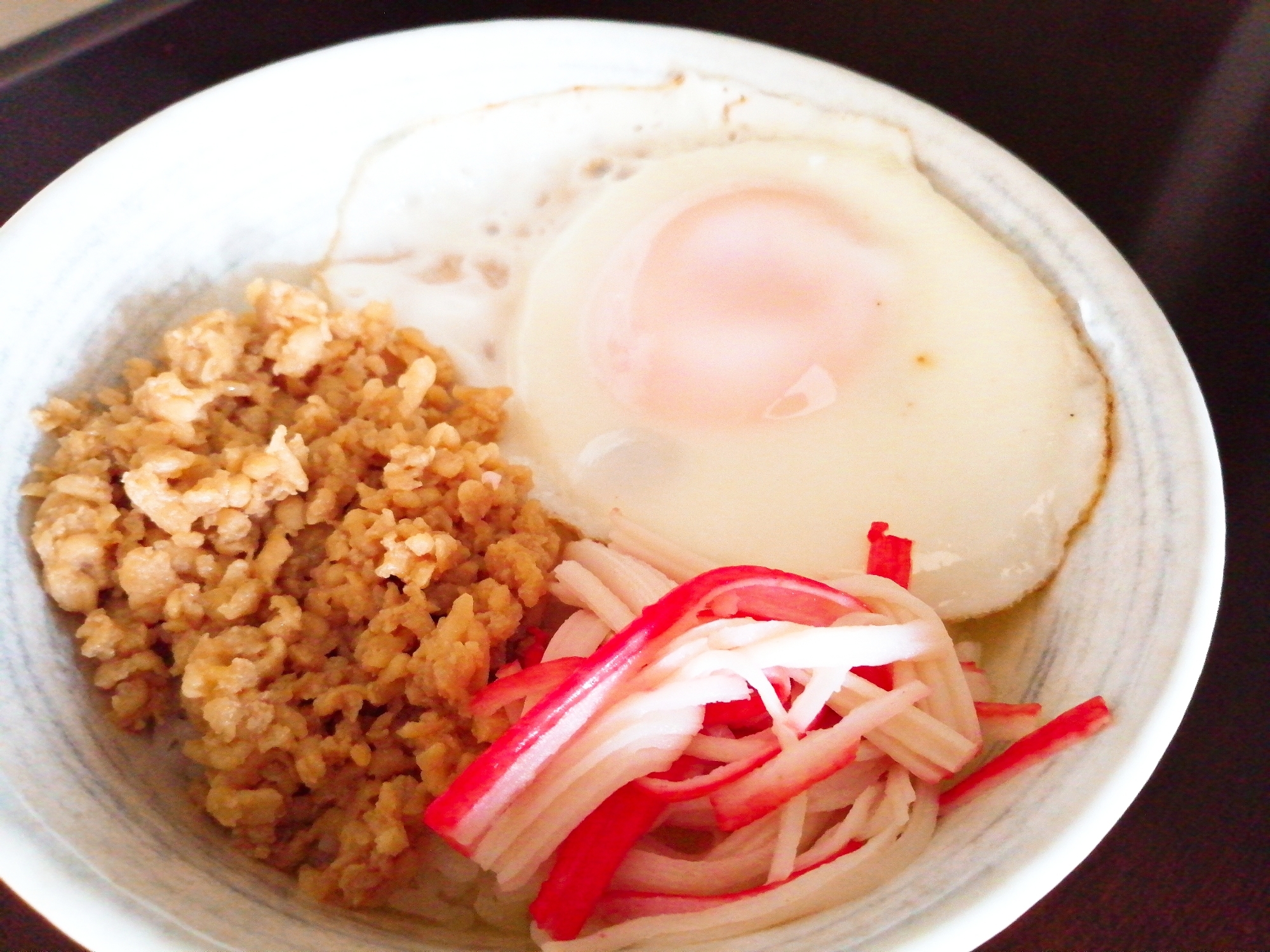 目玉焼きとカニカマの鶏そぼろ丼