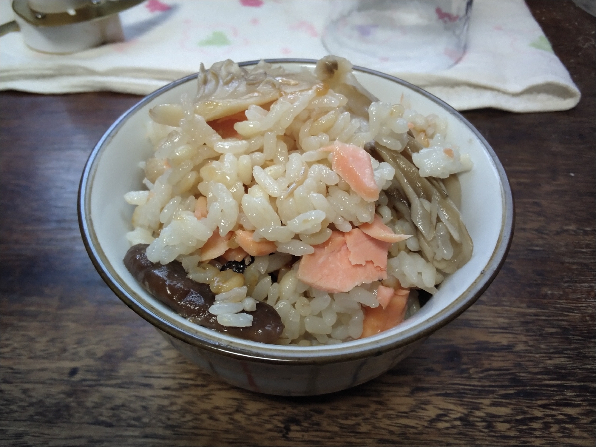 鮭、舞茸、椎茸の炊き込みご飯