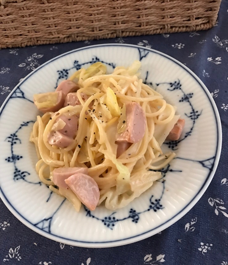 魚肉ソーセージと春キャベツのチーズクリームパスタ