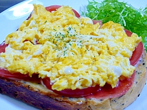 トマトとスクランブルエッグの簡単美味しい朝ごパン♪