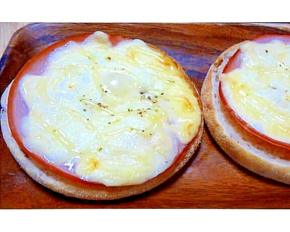 イングリッシュマフィンのハムチーズトースト