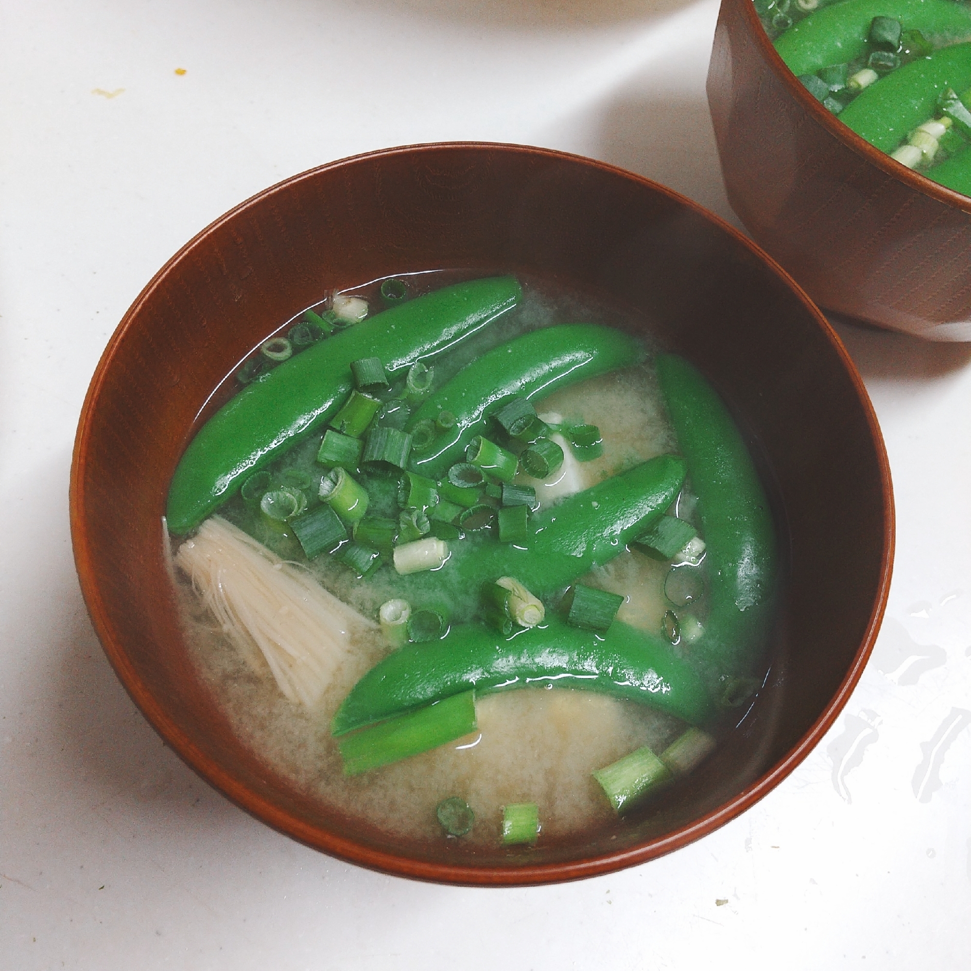 スナップエンドウと豆腐の味噌汁