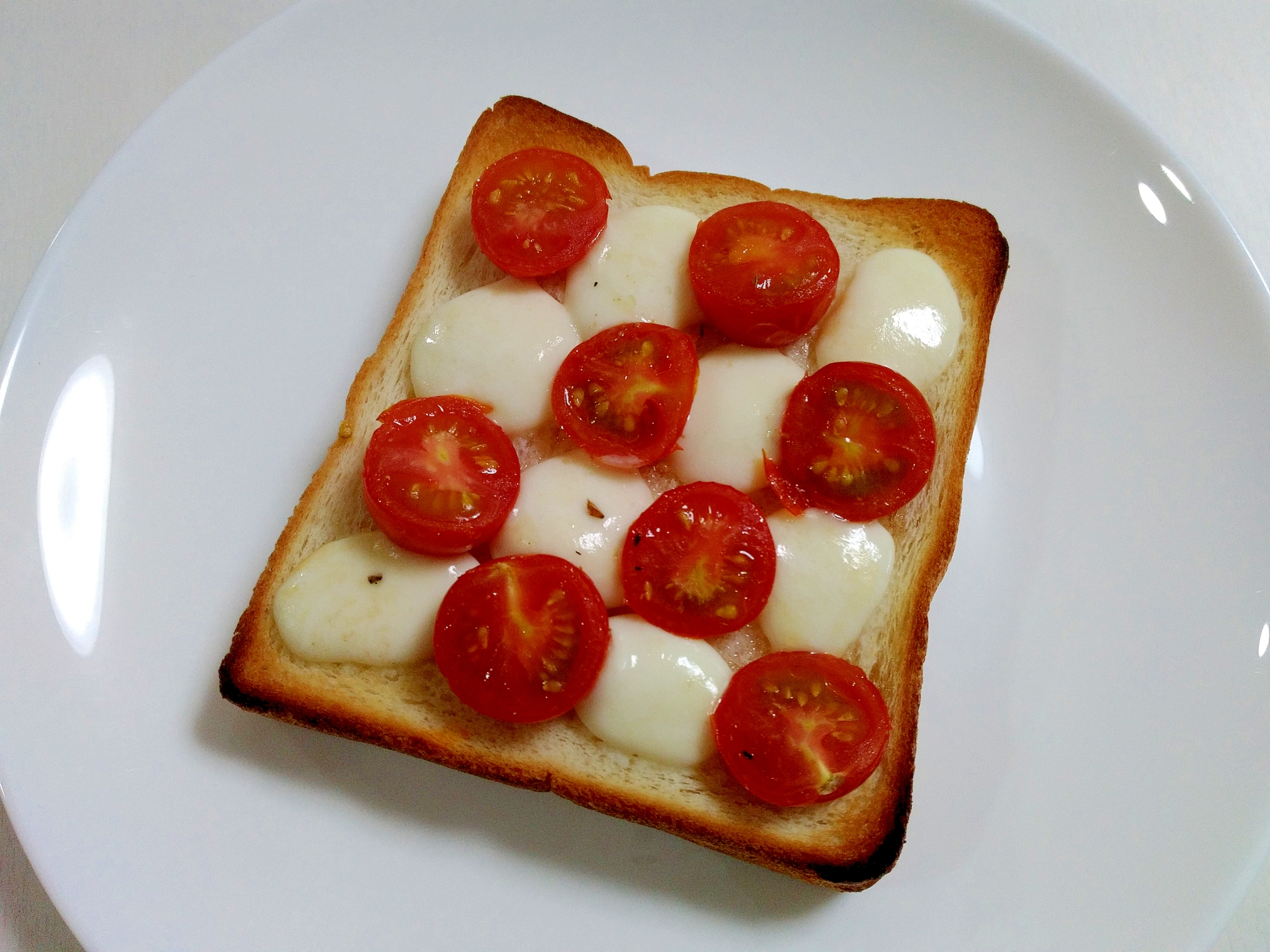 朝食に☆モッツァレラとトマトのオイルトースト