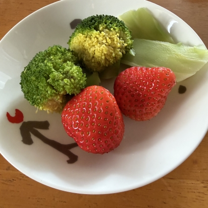 いちごとブロッコリーサラダ