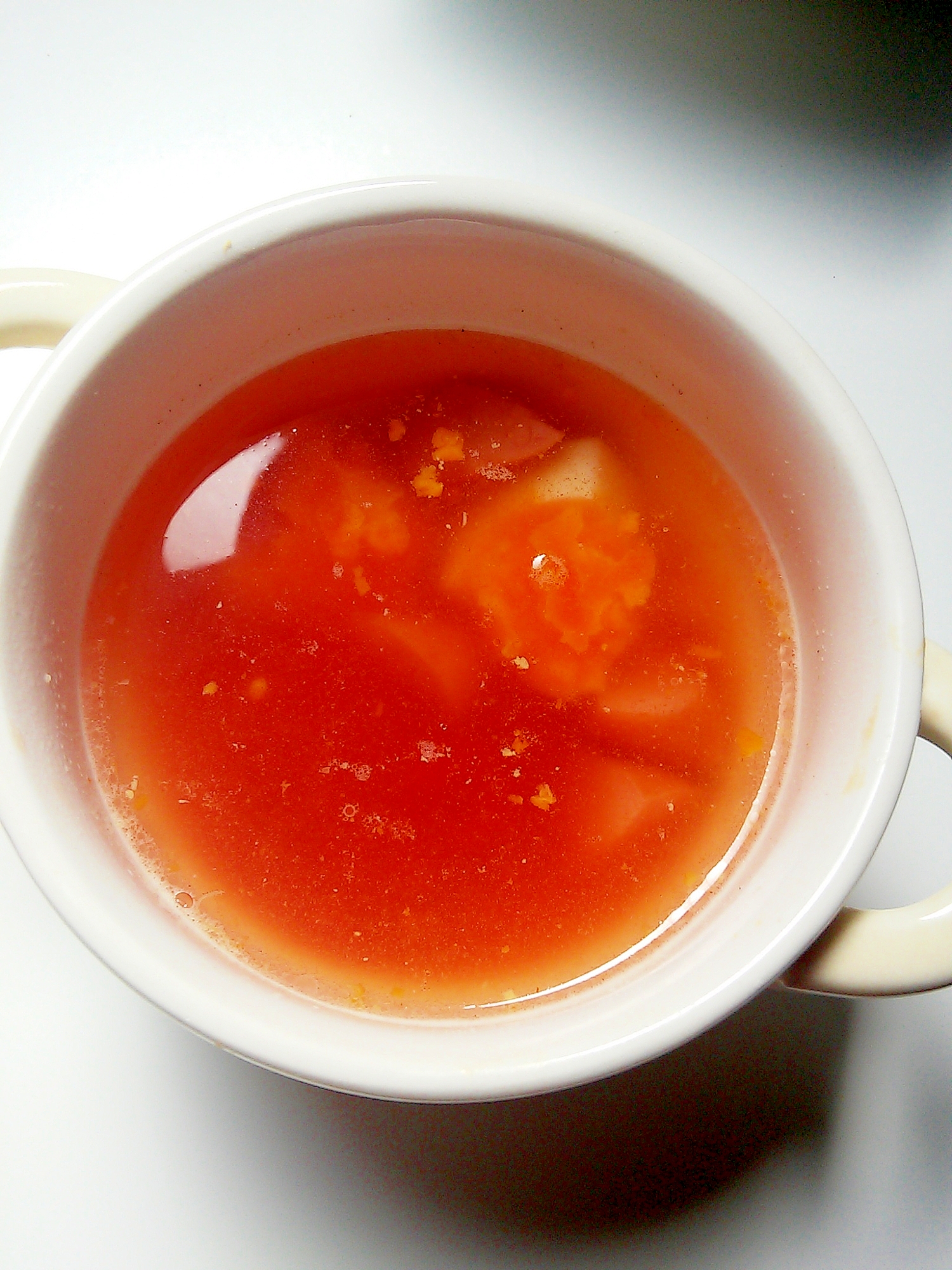 レンジで簡単♪ウインナーと半熟たまごのトマトスープ