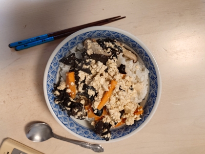 今日は、炒り豆腐丼を作りました。同じ丼物と言う事で作ったよレポートを送らせて頂きました。