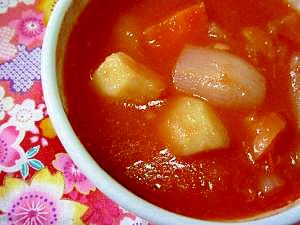 白い器に注いだ肉じゃが具だくさんトマトスープ