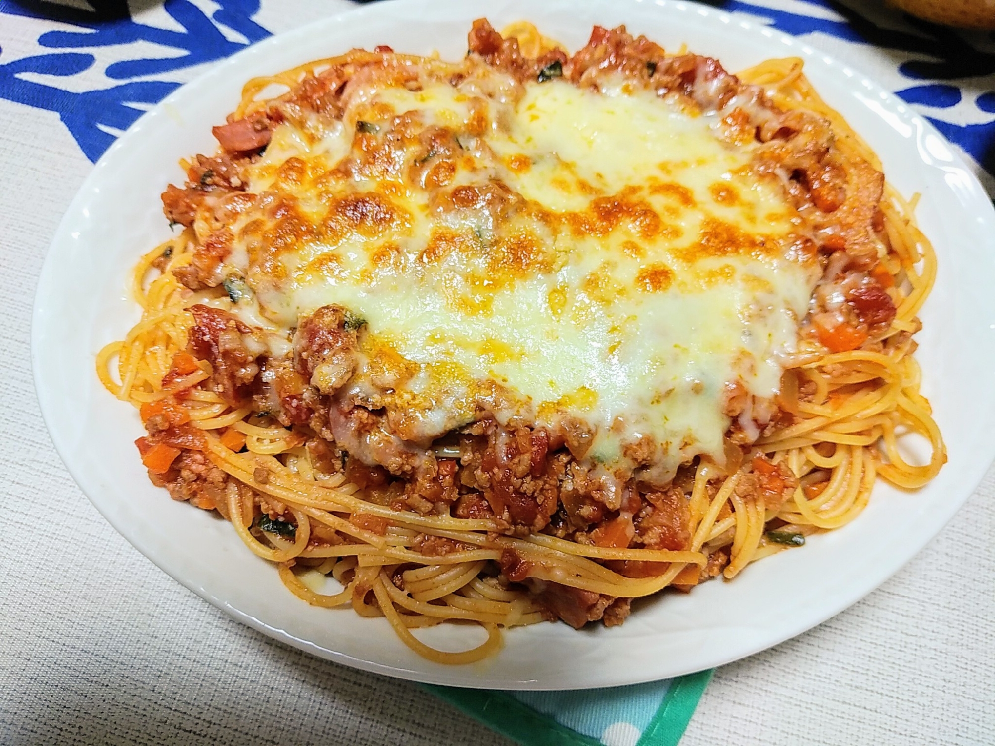 ミートソースのチーズ焼きパスタ