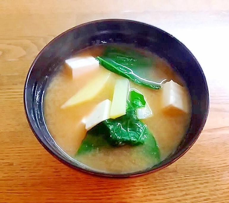 じゃが芋と小松菜と豆腐の味噌汁