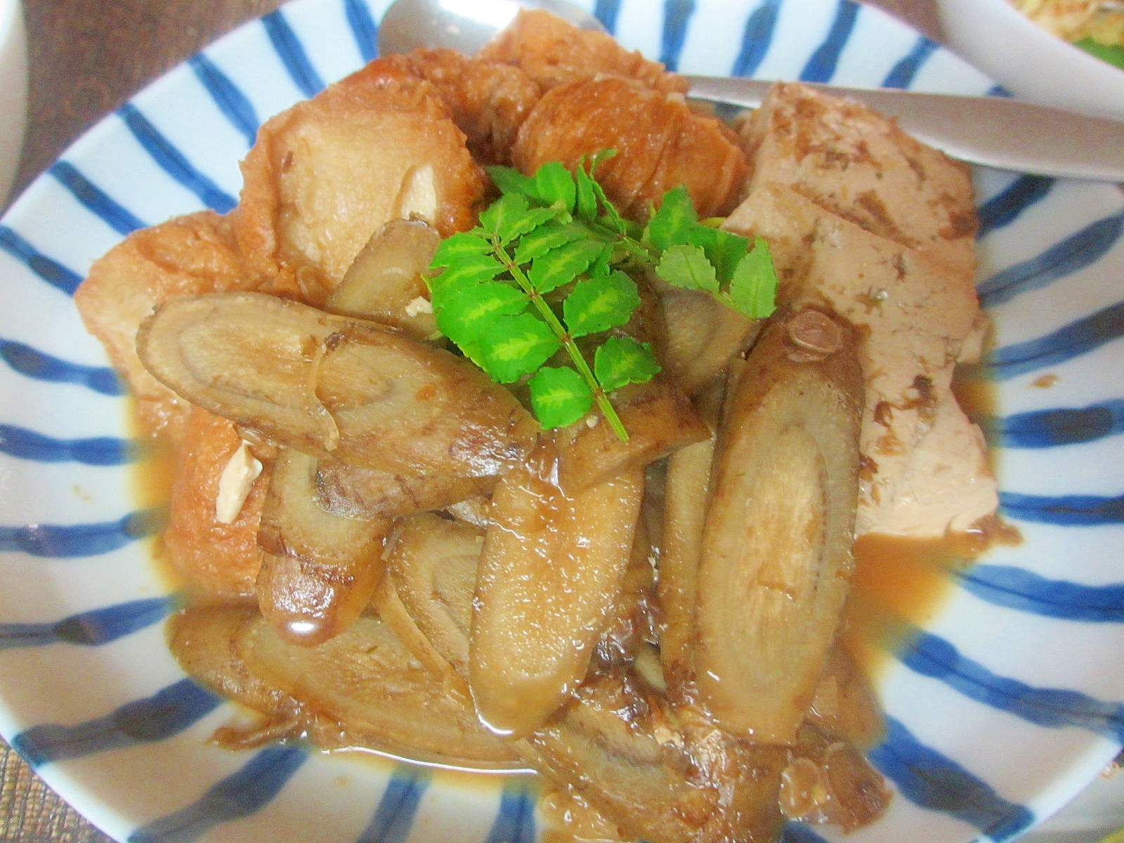 ゴボウと豆腐と油麩の煮物