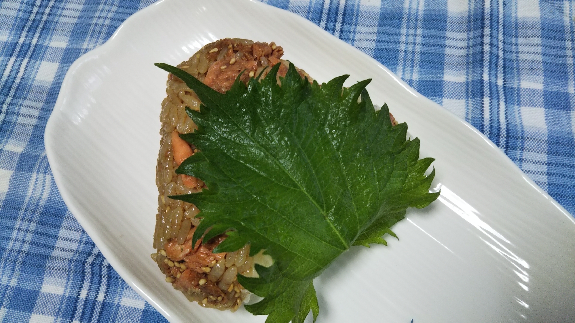 ほぐし焼き鮭の胡麻醤油和え大葉巻きお握り☆