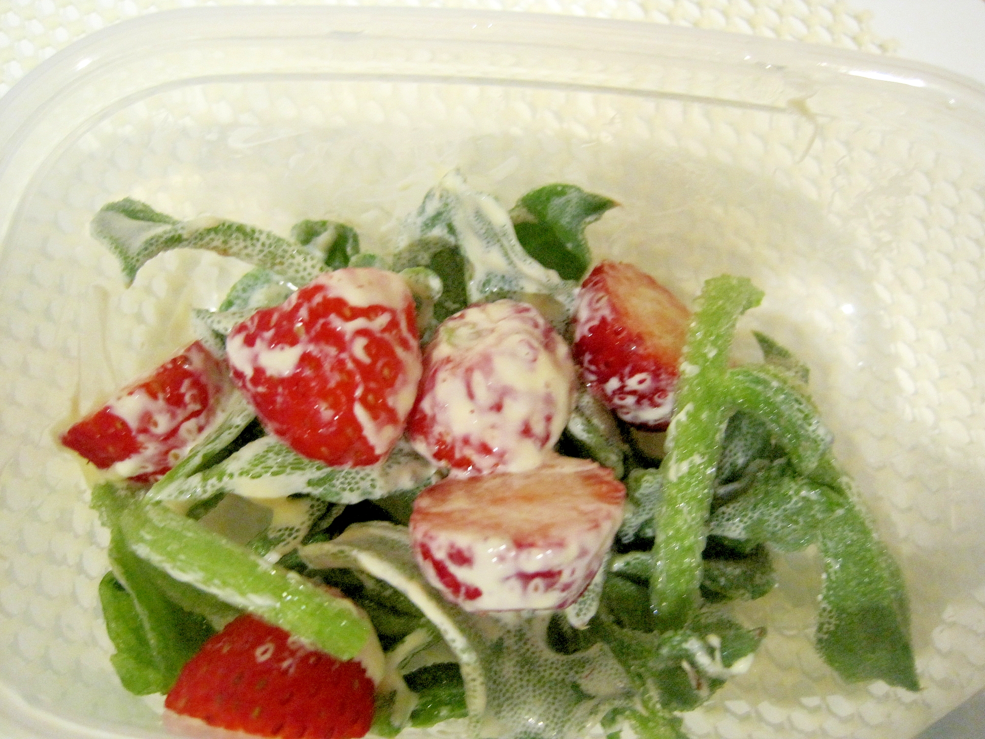 苺とアイスプラントのサラダ