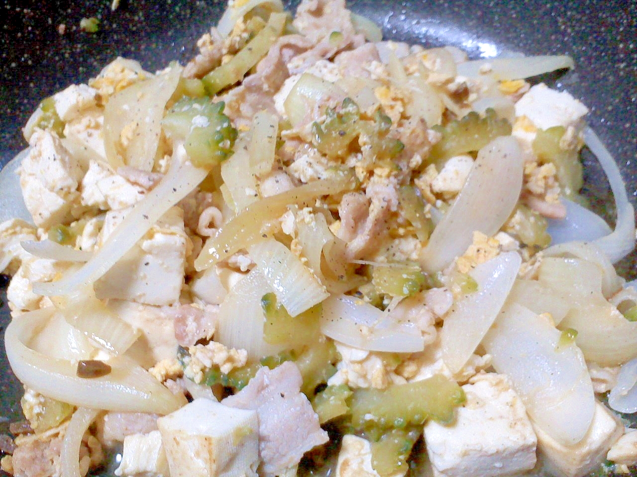 豚バラ肉とゴーヤと豆腐の炒め物