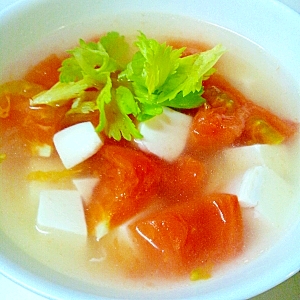 女性の味方　トマトと豆腐の潤いスープ