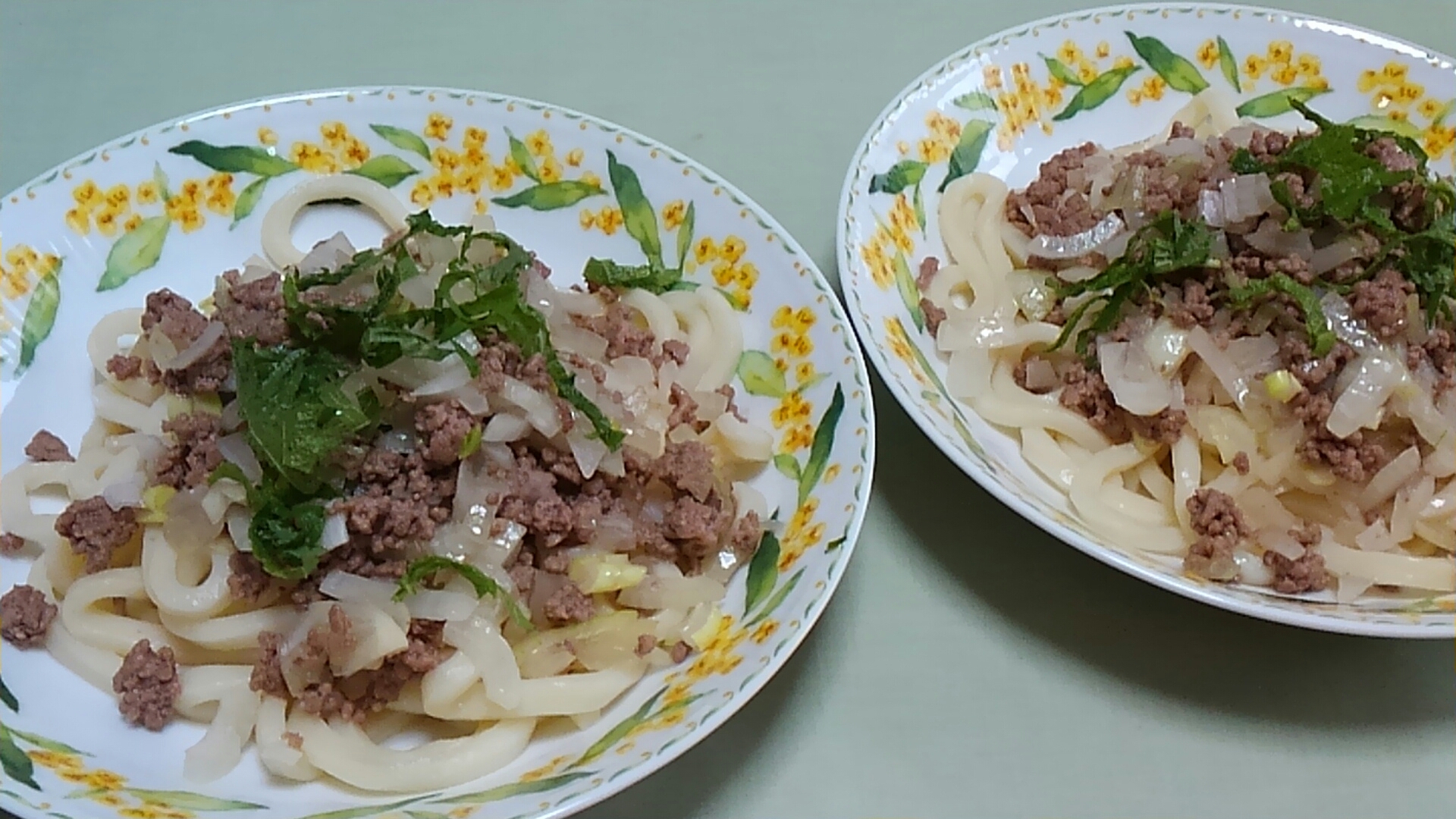 ひき肉と玉ねぎ炒めのせ冷やしうどん＊