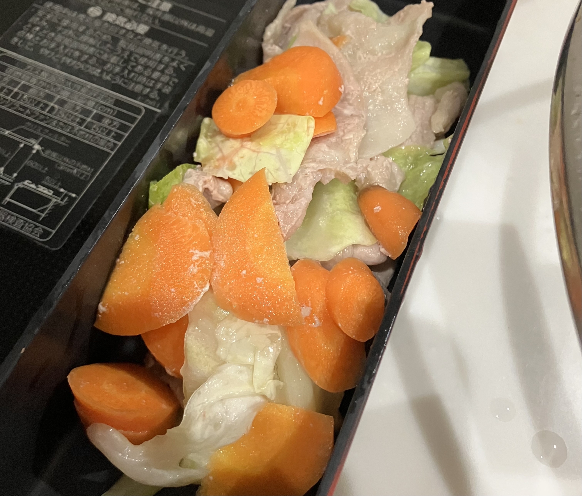 お弁当にレタスと人参の豚肉炒め
