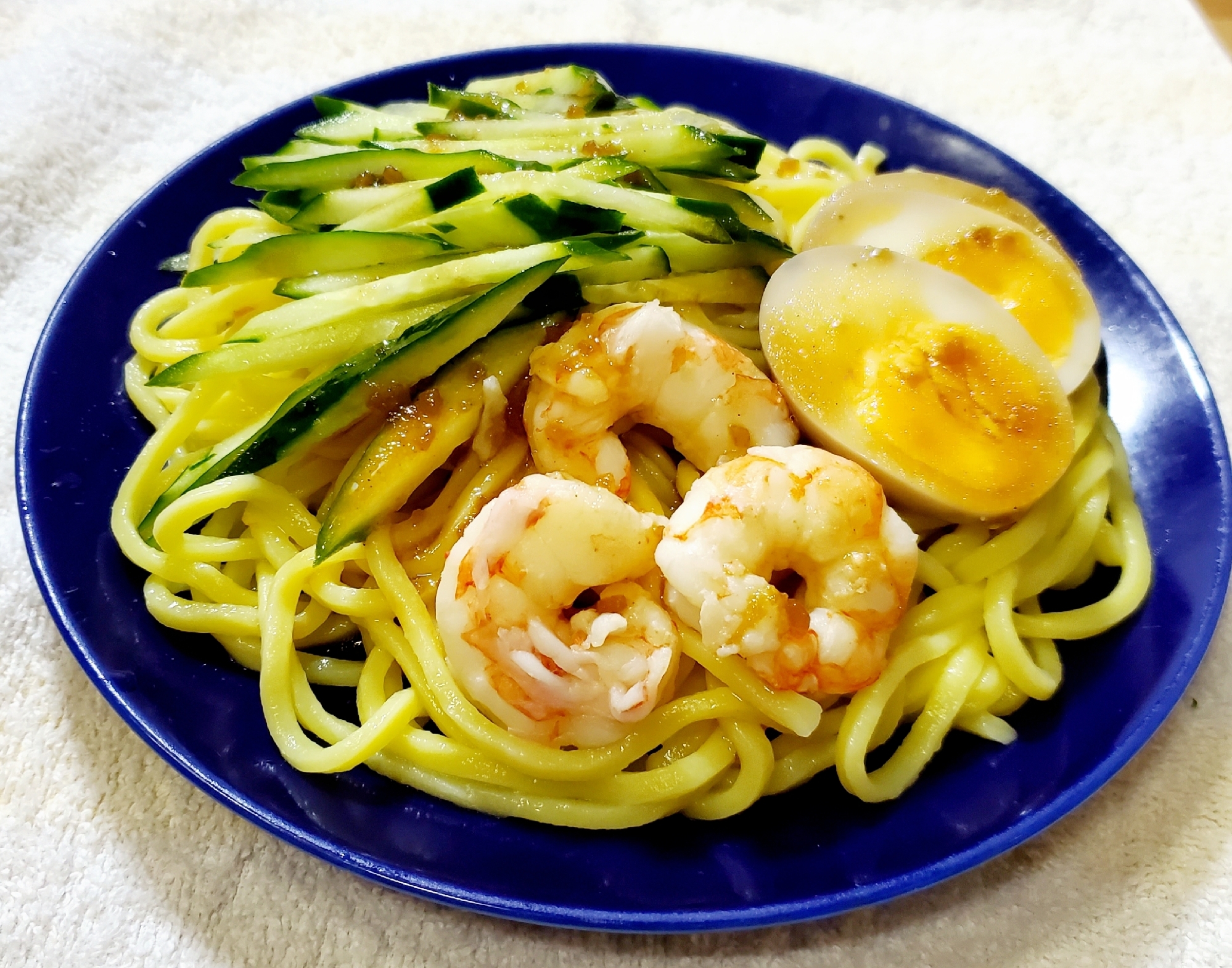 えびと煮卵のサラダ冷麺