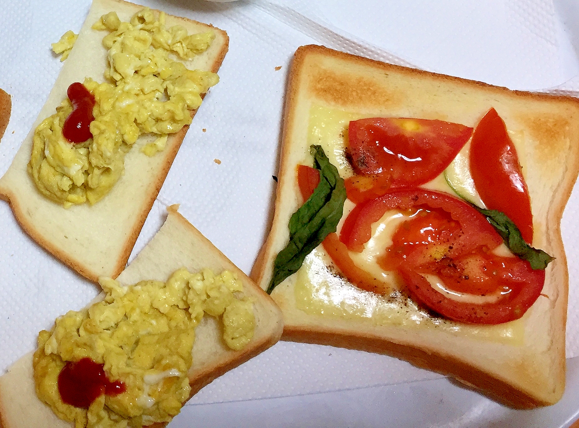 朝のトースト 2種(マルゲリータ風、炒り卵)
