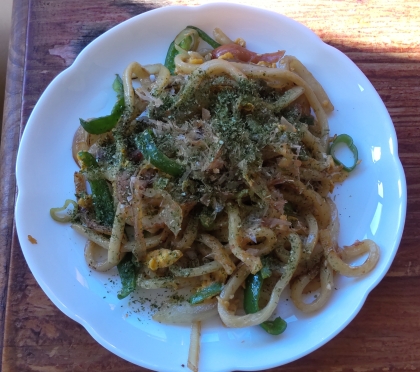 キャベツと人参ともやしとサラダチキンの焼きうどん