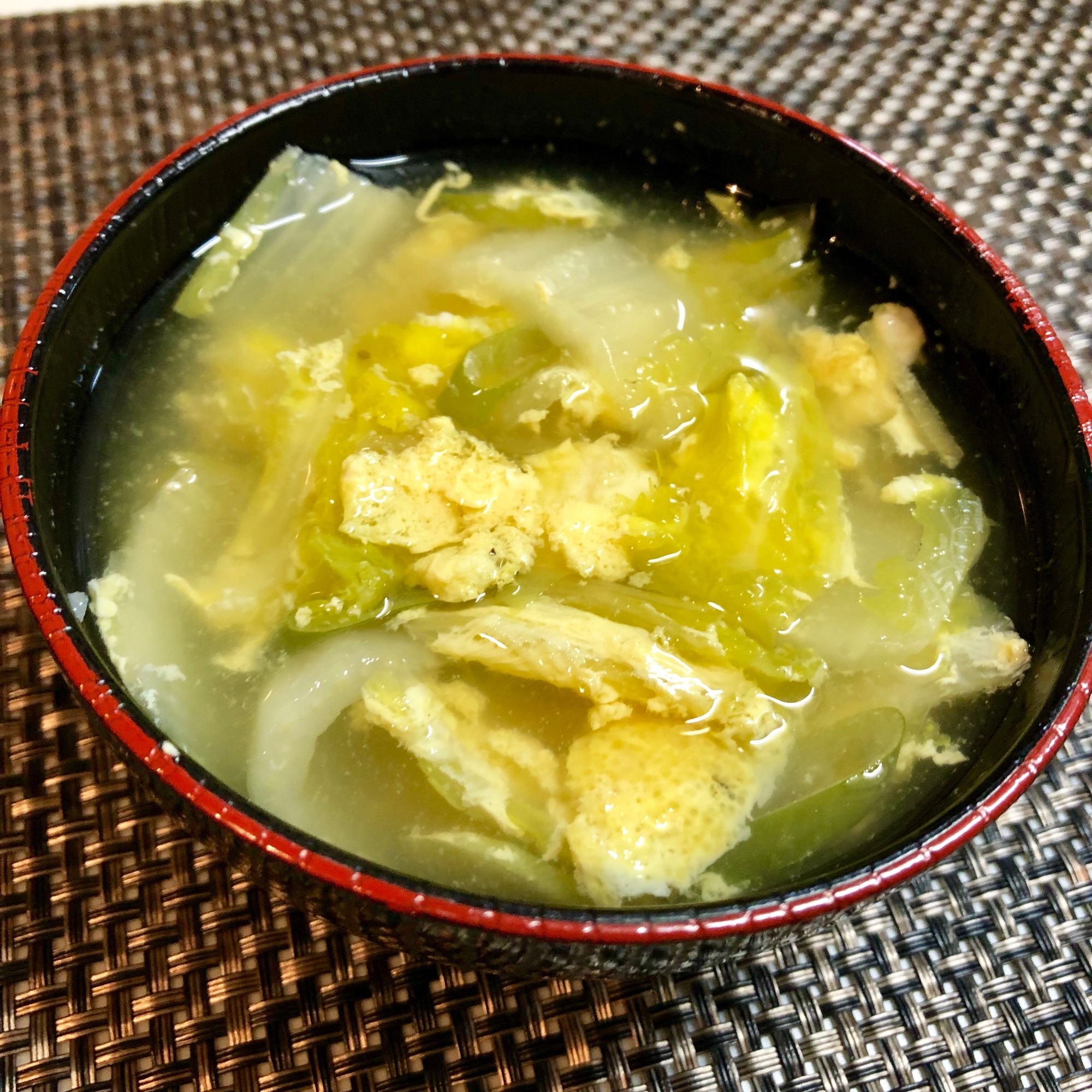 生姜で風邪予防！白菜と長ネギの卵スープ